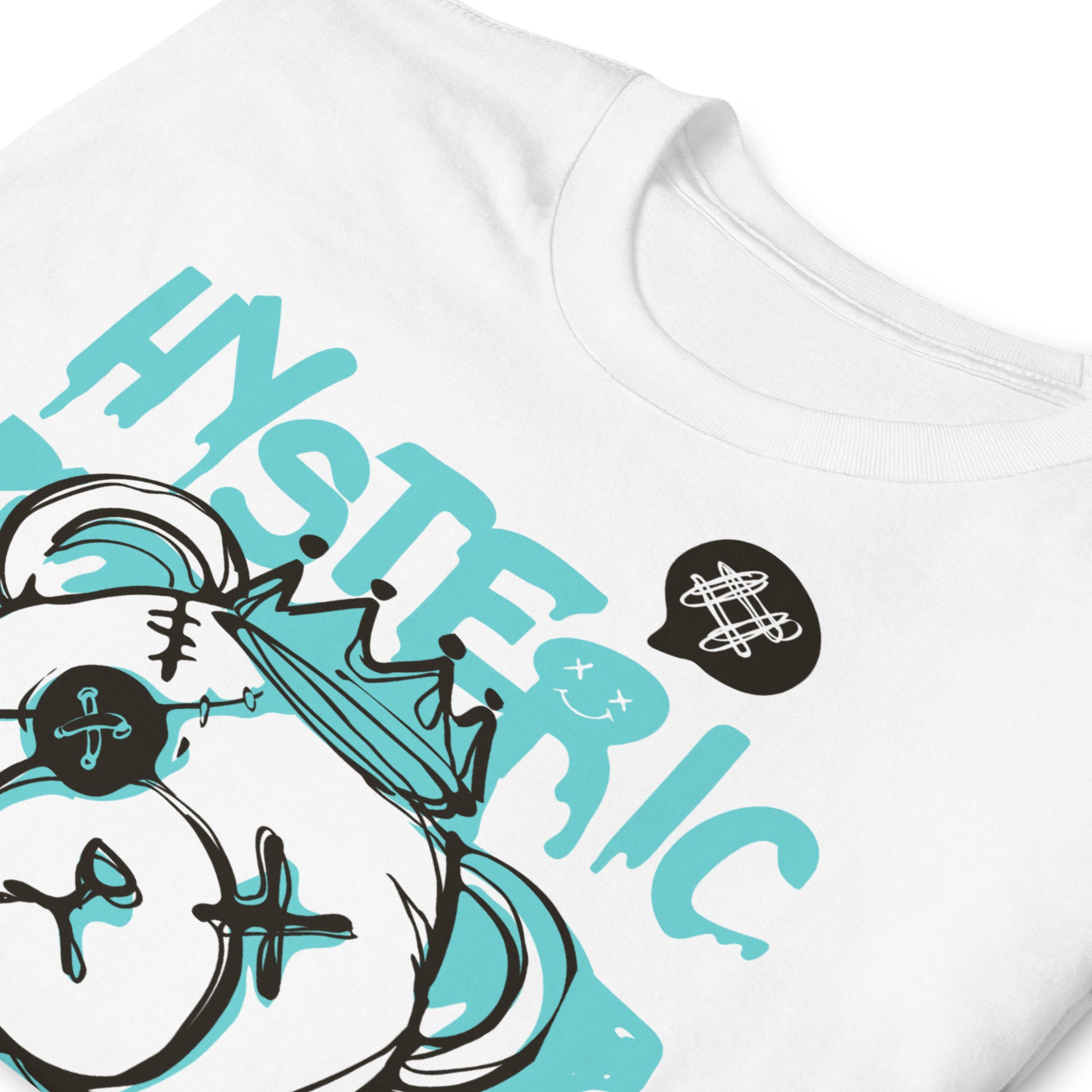 detalle de camiseta teddy bear punk blanca