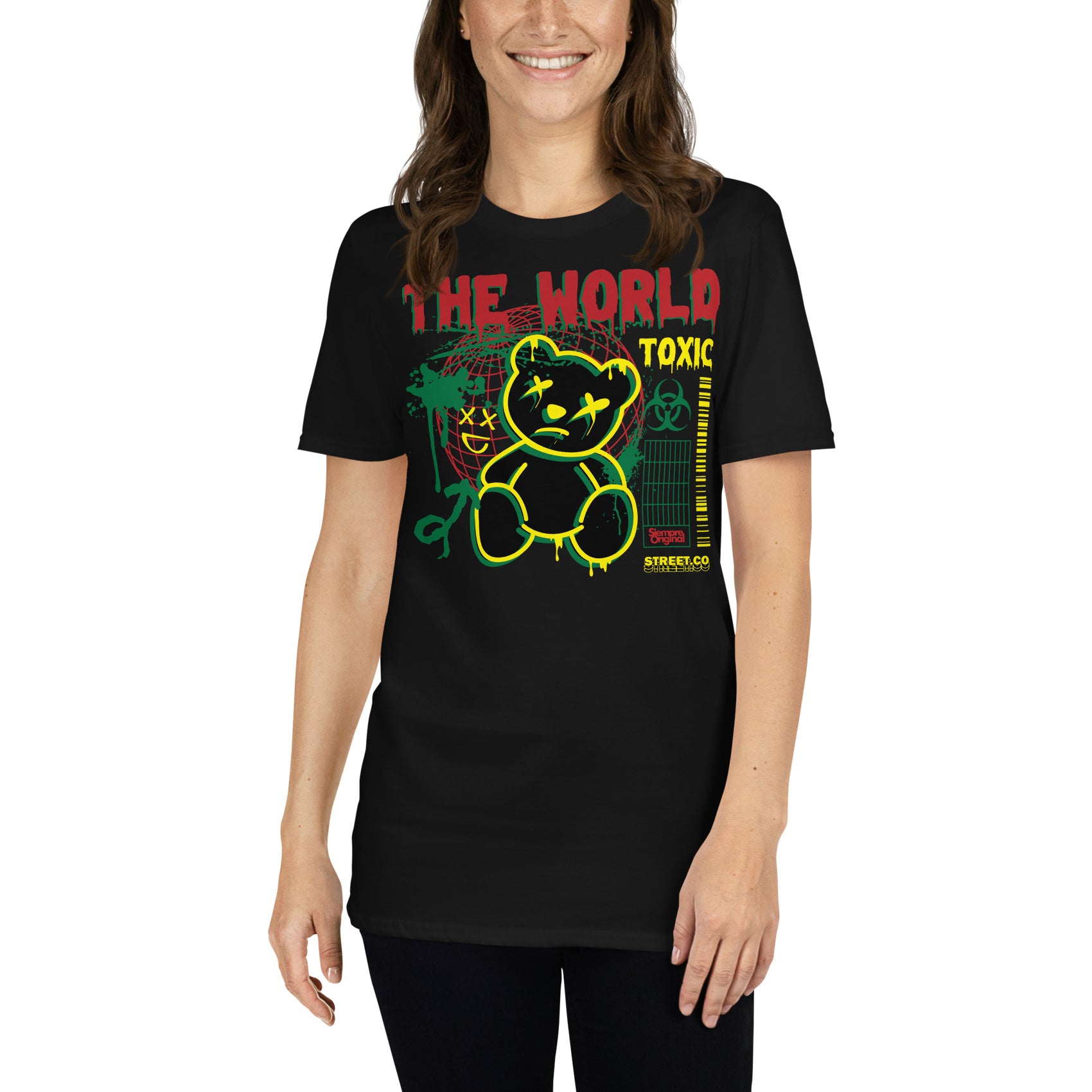 mujer con camiseta teddy bear toxic world negra