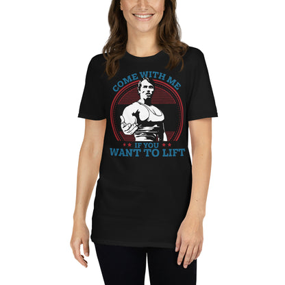 mujer con camiseta come with me if you want to lift arnold negra