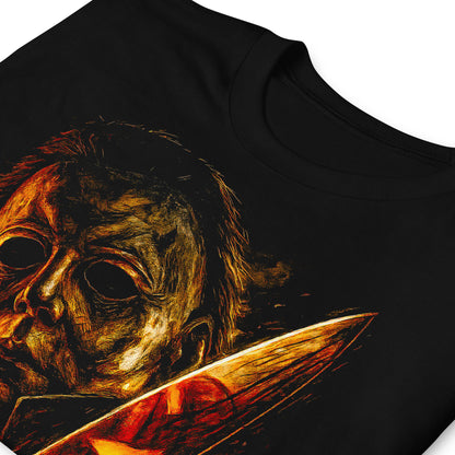 Detalle de camiseta negra inspirada en Michael Myers de Halloween con cuchillo
