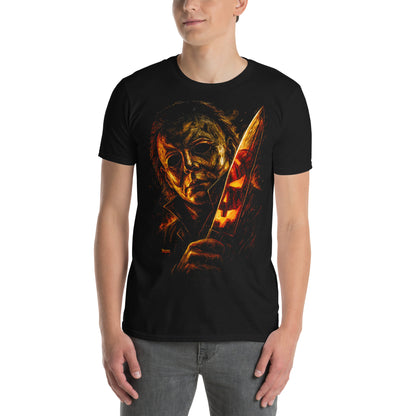 Hombre con camiseta negra inspirada en Michael Myers de Halloween con cuchillo