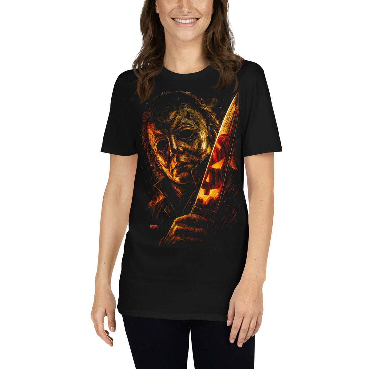 Mujer con camiseta negra inspirada en Michael Myers de Halloween con cuchillo