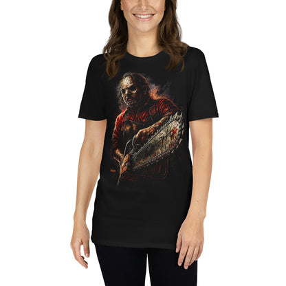 Mujer con camiseta negra inspirada en Leatherface y La Matanza de Texas con motosierra