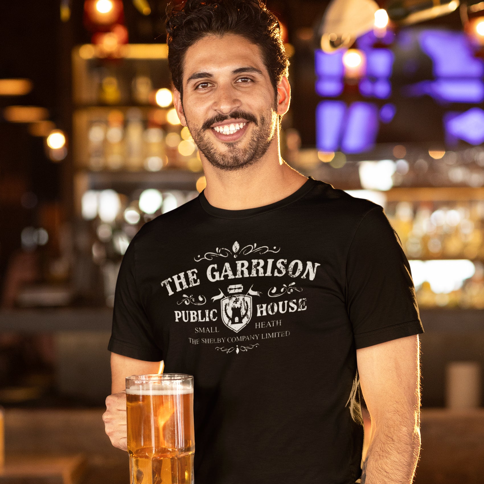 hombre con camiseta peaky blinders the garrison pub negra