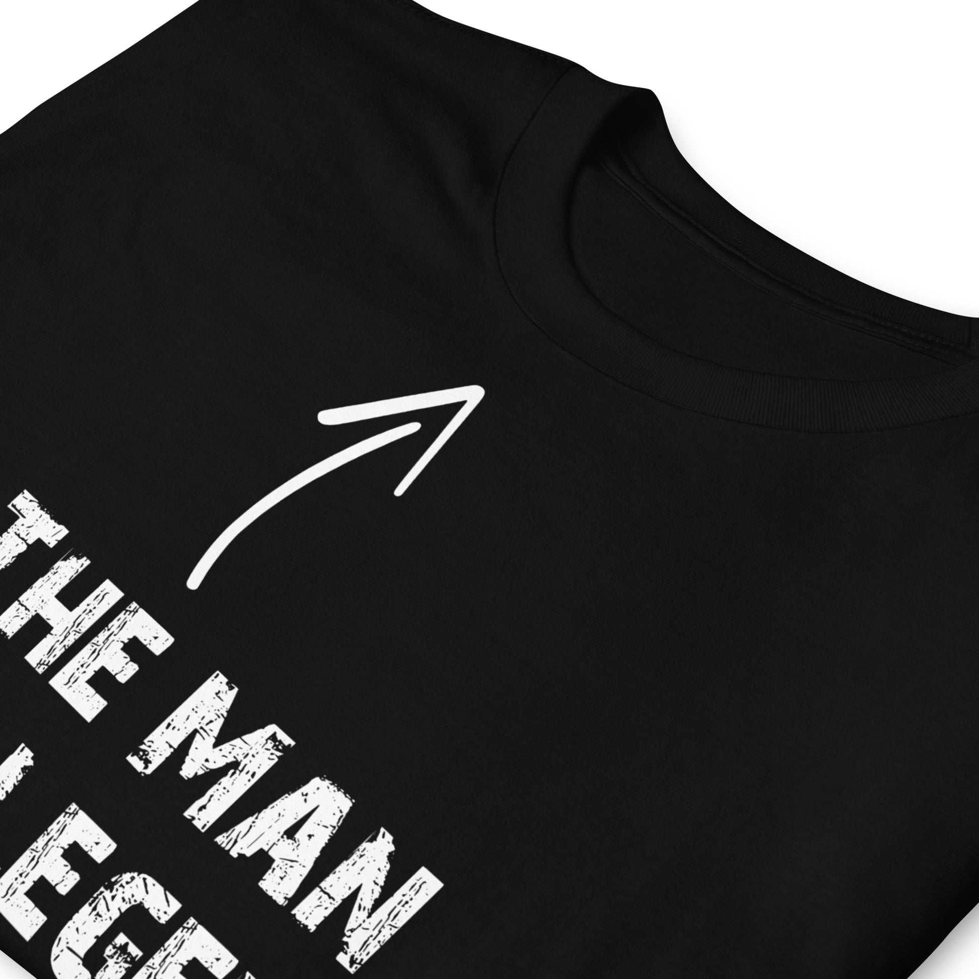 detalle de camiseta the man the legend negra