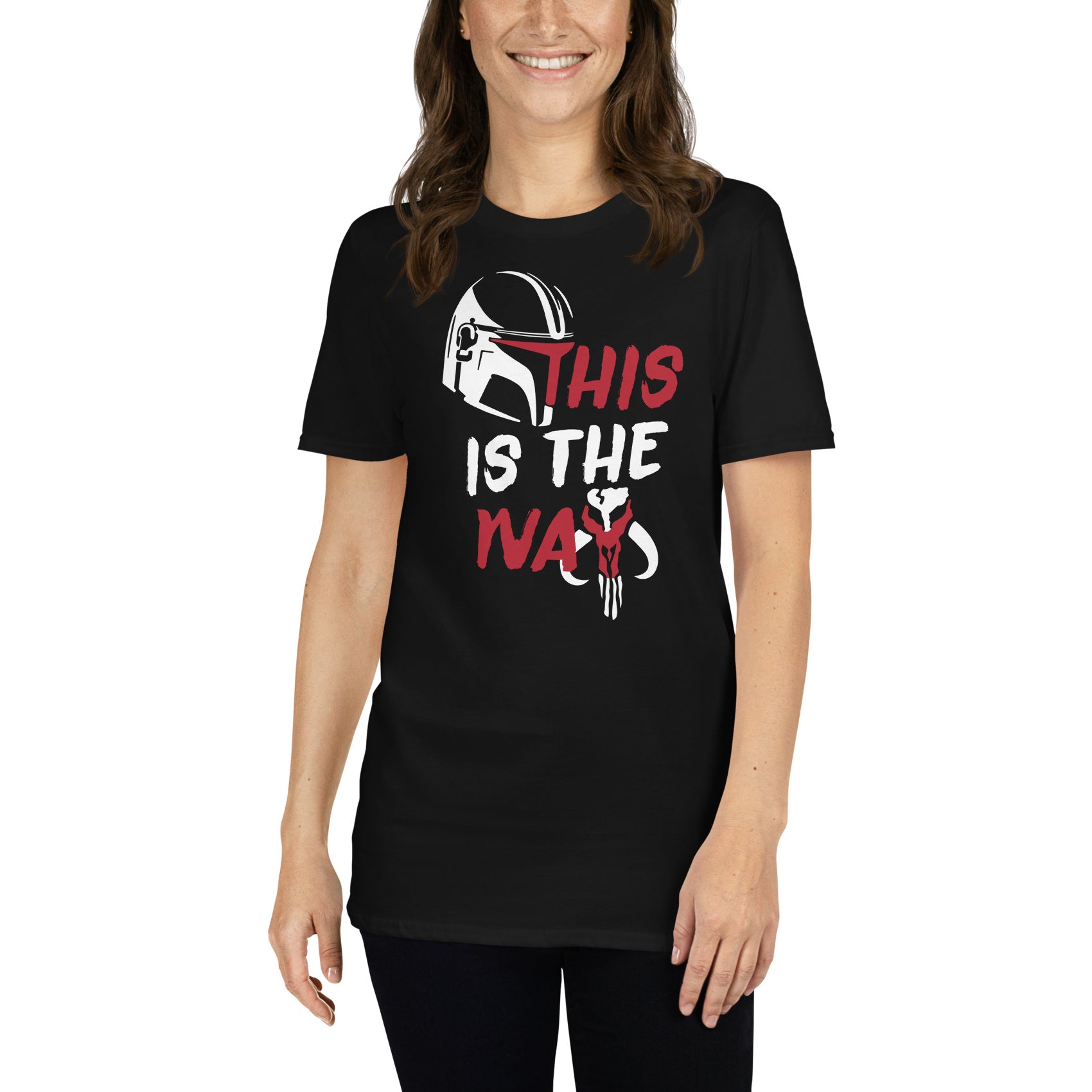 mujer con camiseta the mandalorian este es el camino this is the way en color negro