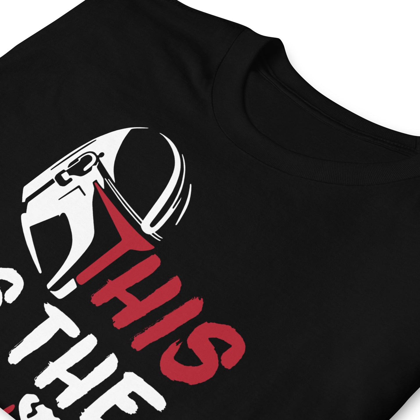 detalle de camiseta the mandalorian este es el camino this is the way en color negro