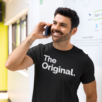 hombre con camiseta the original en color negro