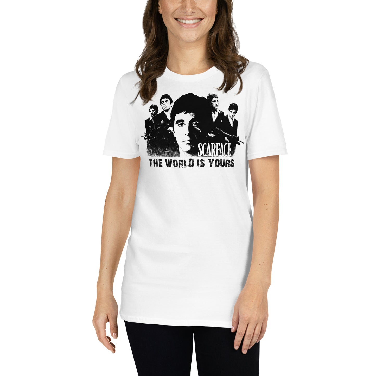 mujer con camiseta the world is yours scarface blanca