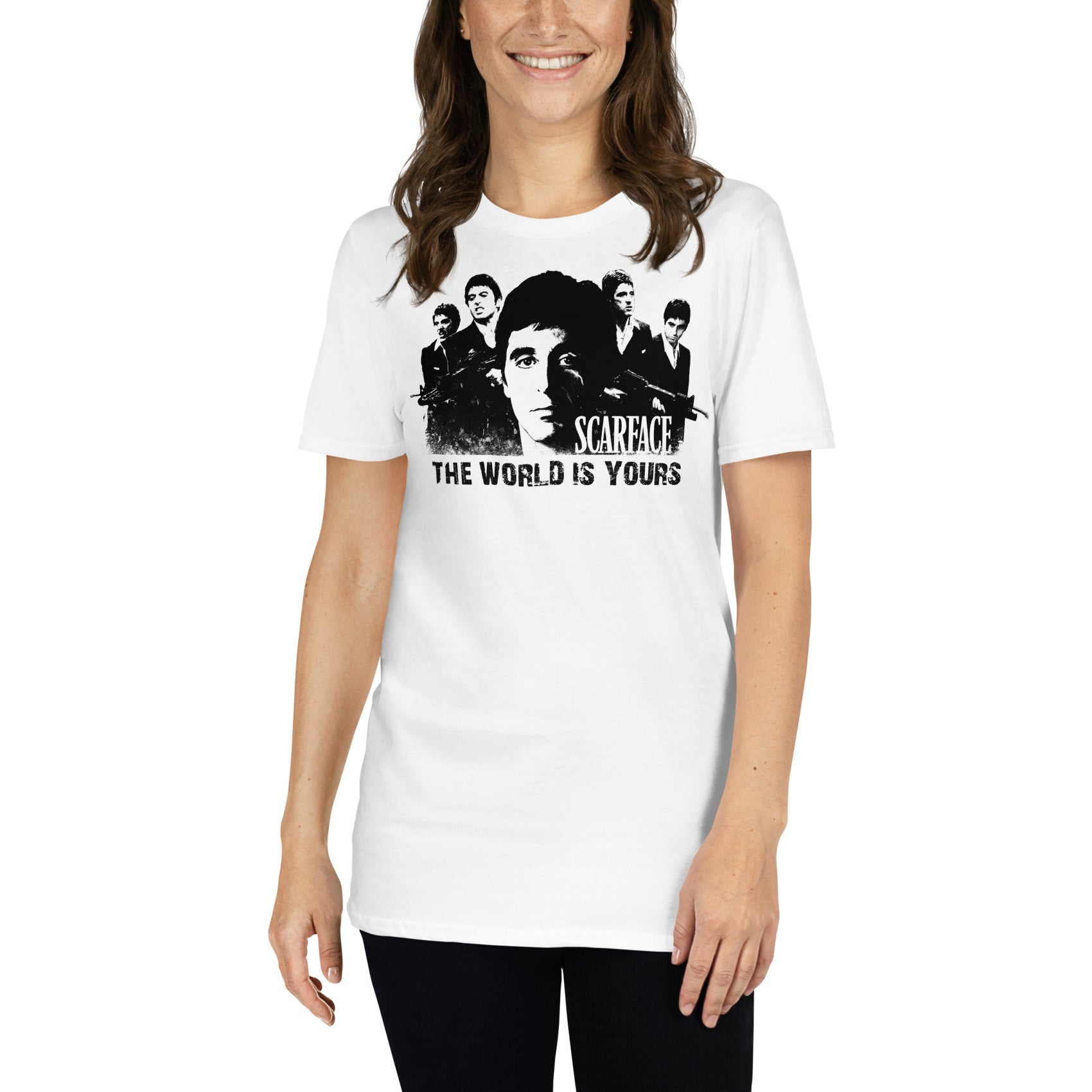 mujer con camiseta the world is yours scarface blanca