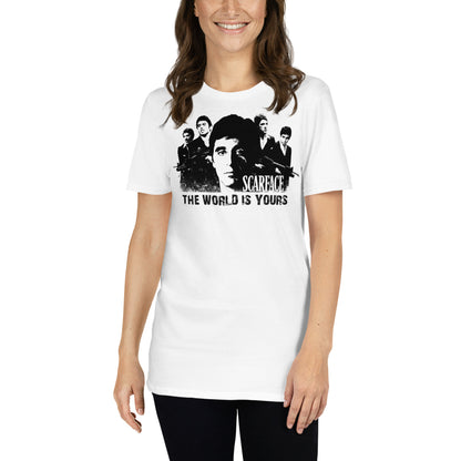mujer con camiseta the world is yours scarface blanca