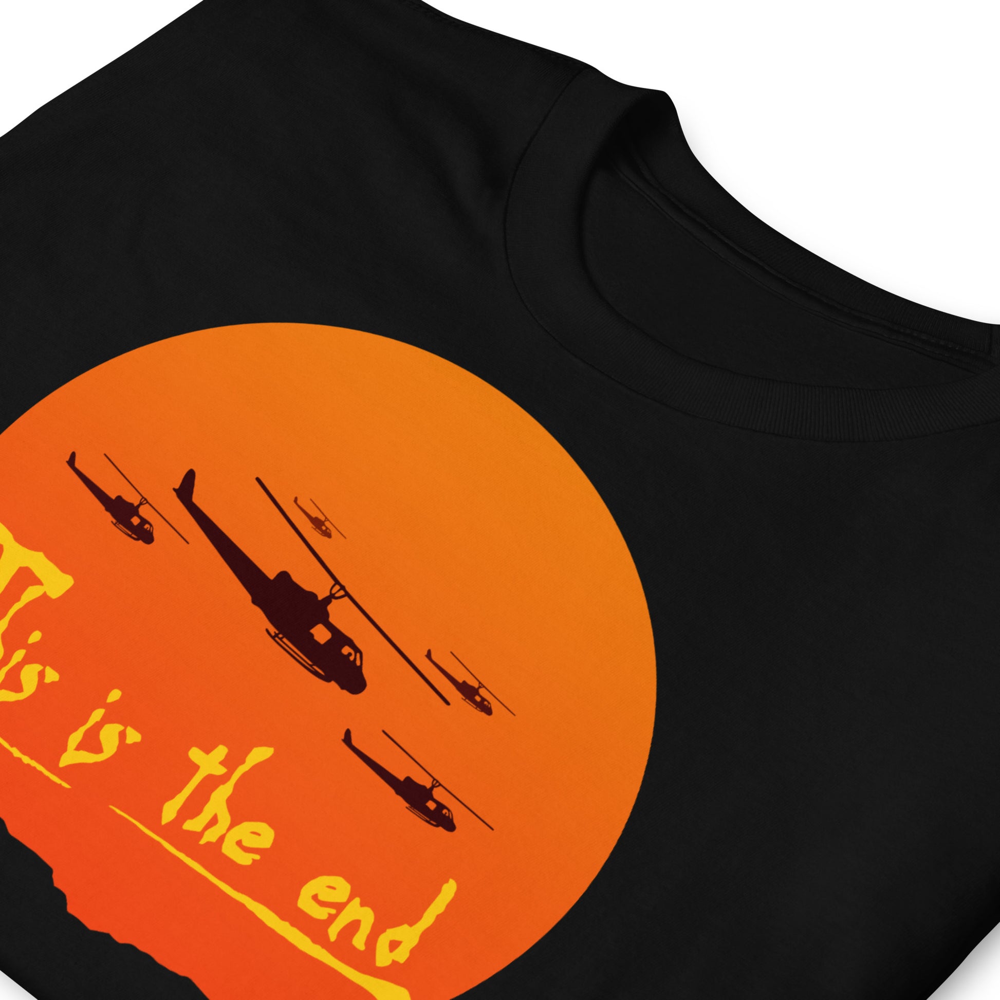 detalle de camiseta this is the end helicopteros negra