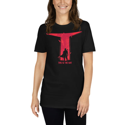 mujer con camiseta this is the way casco mandalorian negra