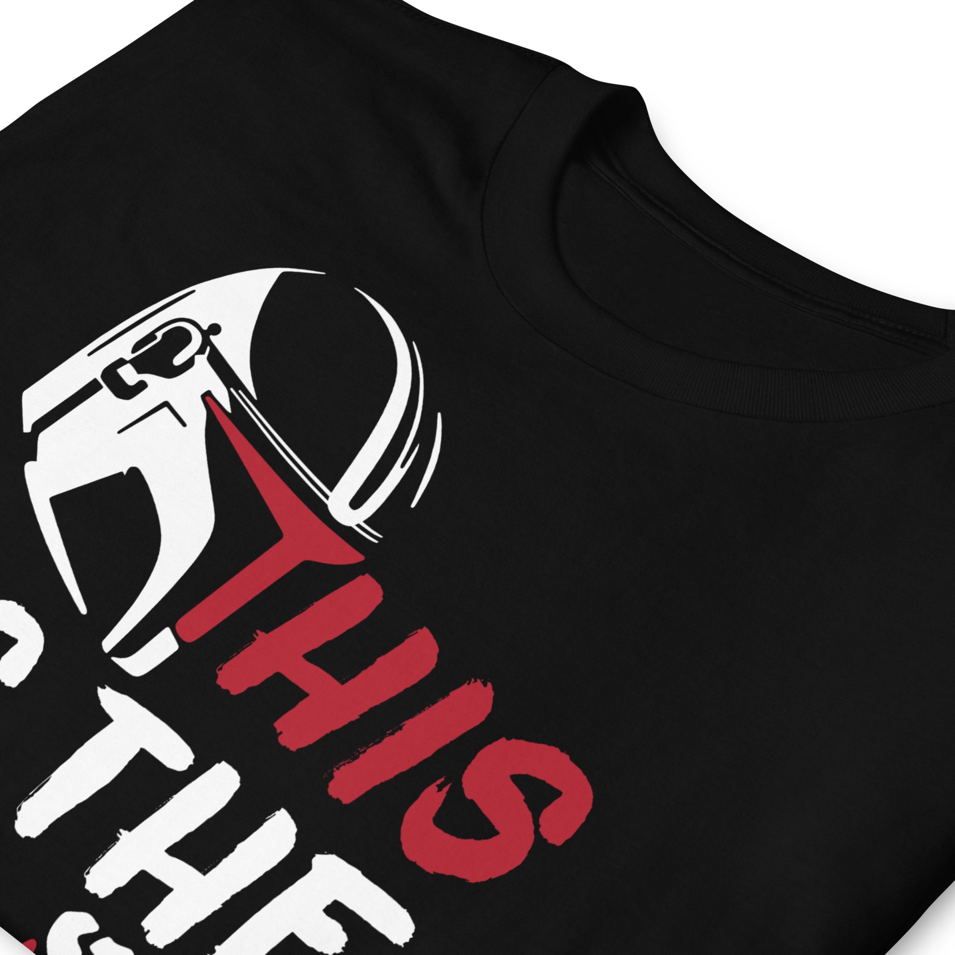 detalle de camiseta this is the way mandalorian negra