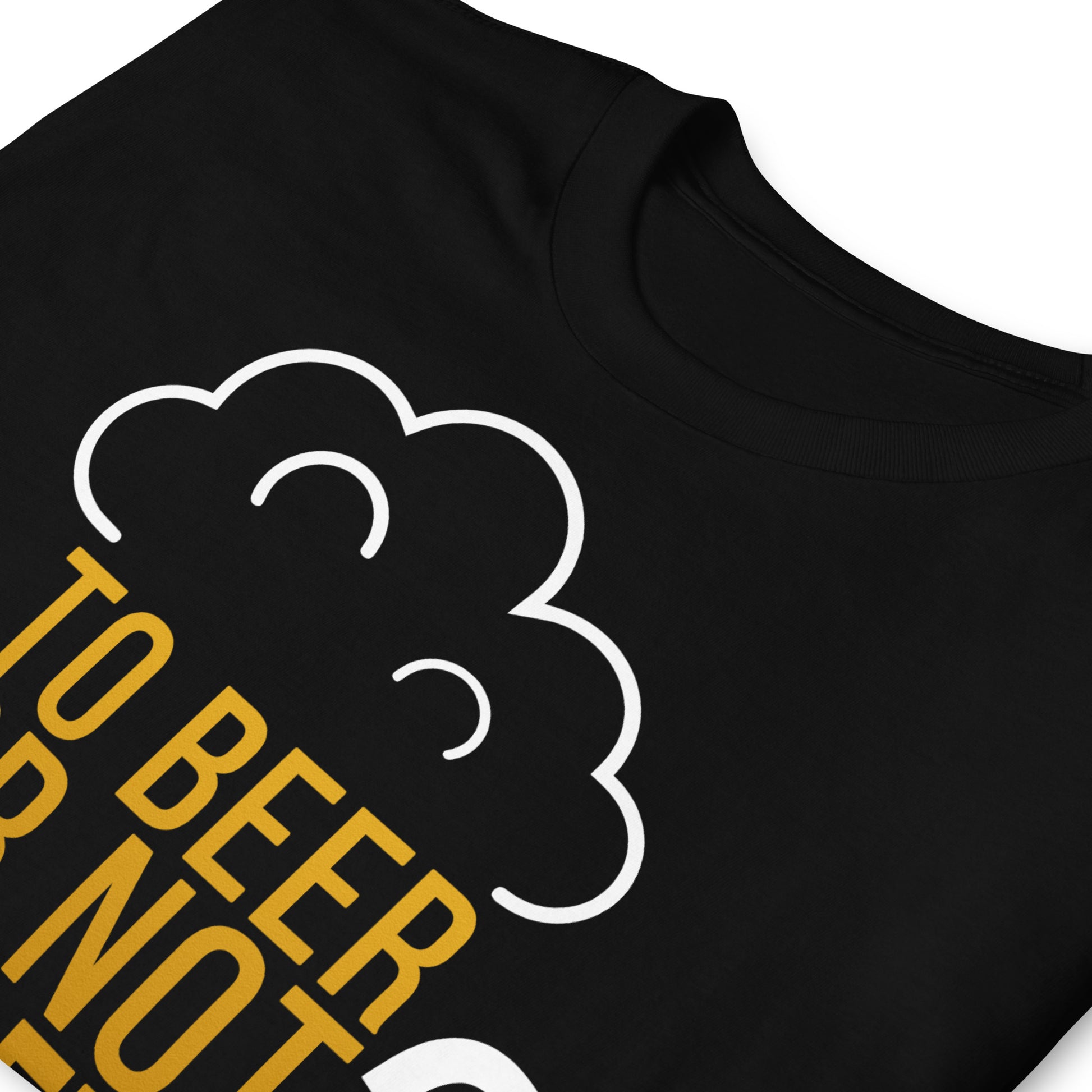 detalle de camiseta to beer or not to beer cerveza hamlet en color negro