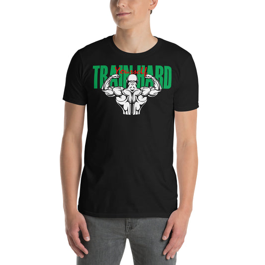 hombre con camiseta train hard yourself gym gimnasio fitness en color negro