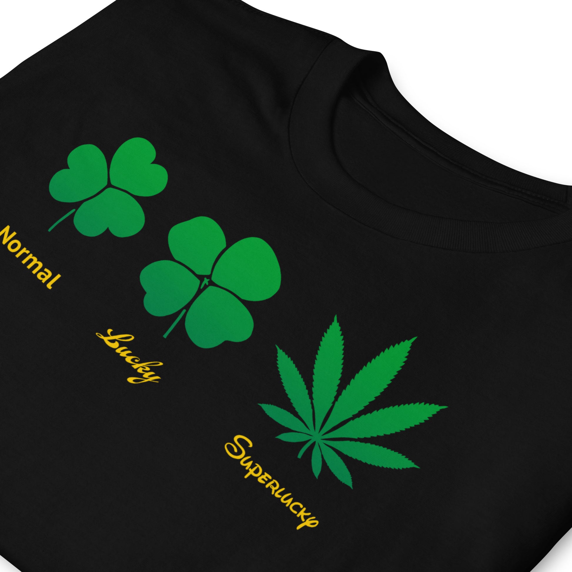 detalle de camiseta trebol suerte marihuana 420 negra