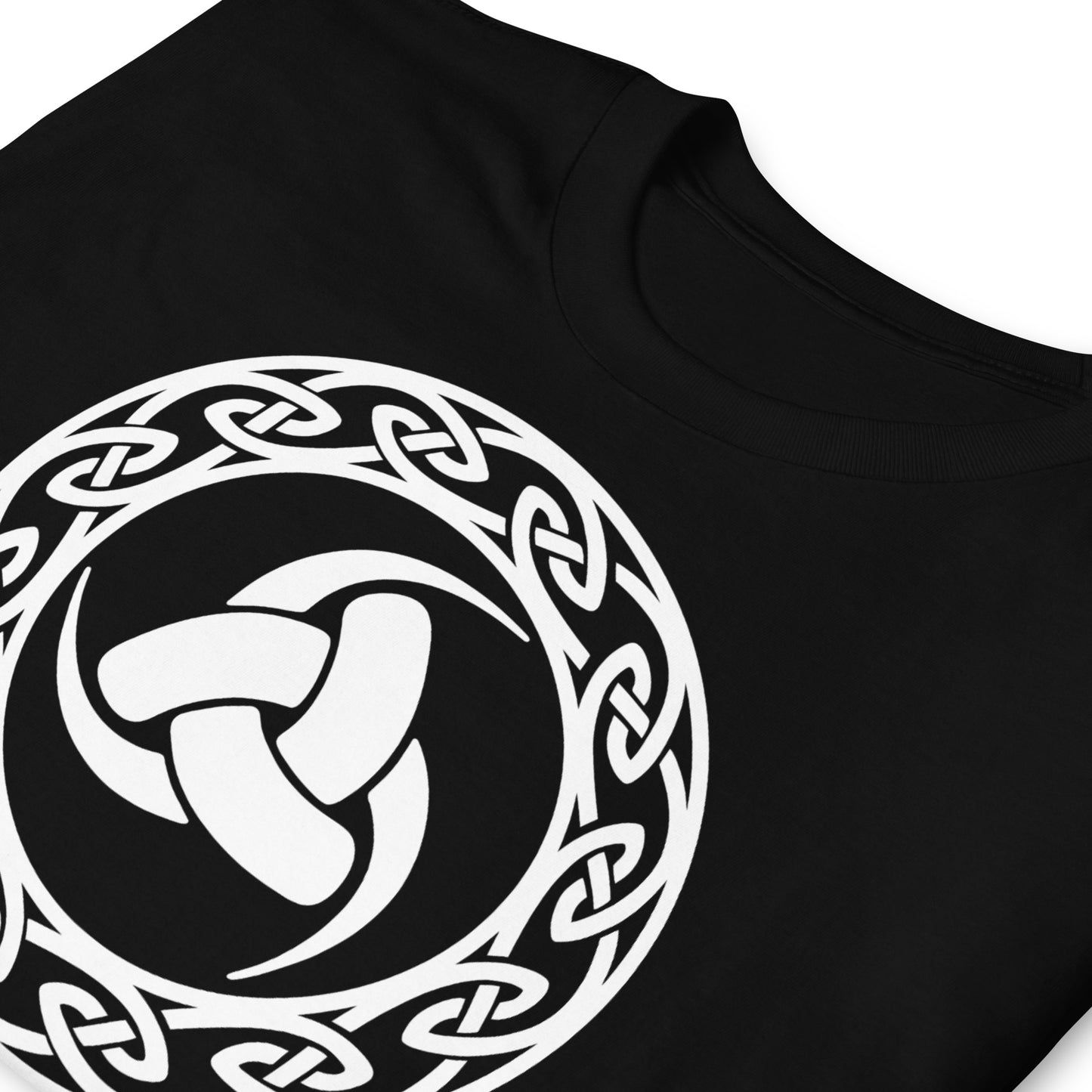 detalle de camiseta triple cuerno de odin vikingo negra