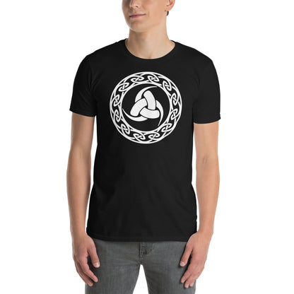 hombre con camiseta triple cuerno de odin vikingo negra