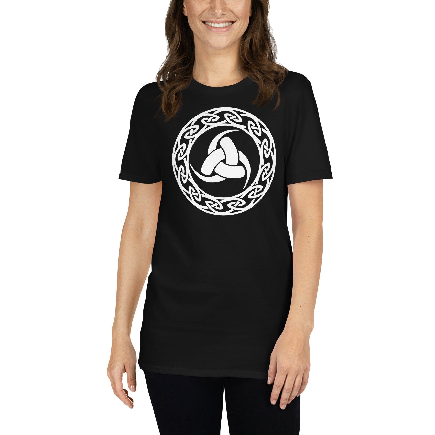 mujer con camiseta triple cuerno de odin vikingo negra