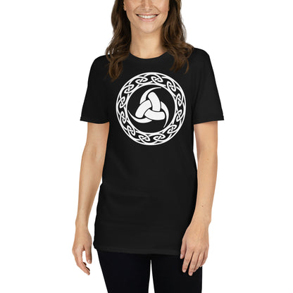 mujer con camiseta triple cuerno de odin vikingo negra