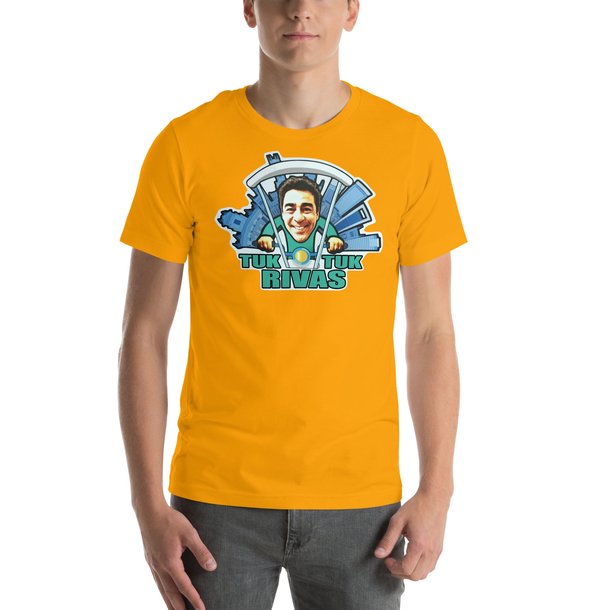 hombre con camiseta tuk tuk rivas amador la que se avecina en color amarillo mostaza