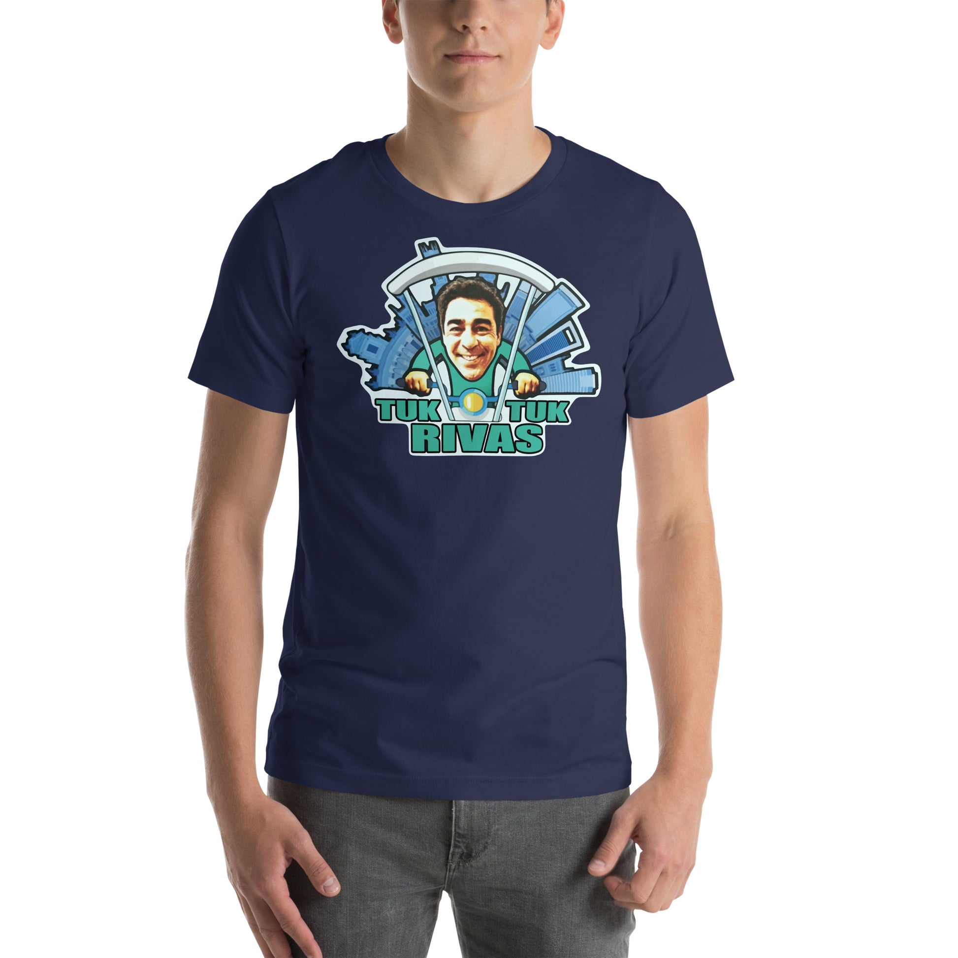 hombre con camiseta tuk tuk rivas amador la que se avecina en color azul marino
