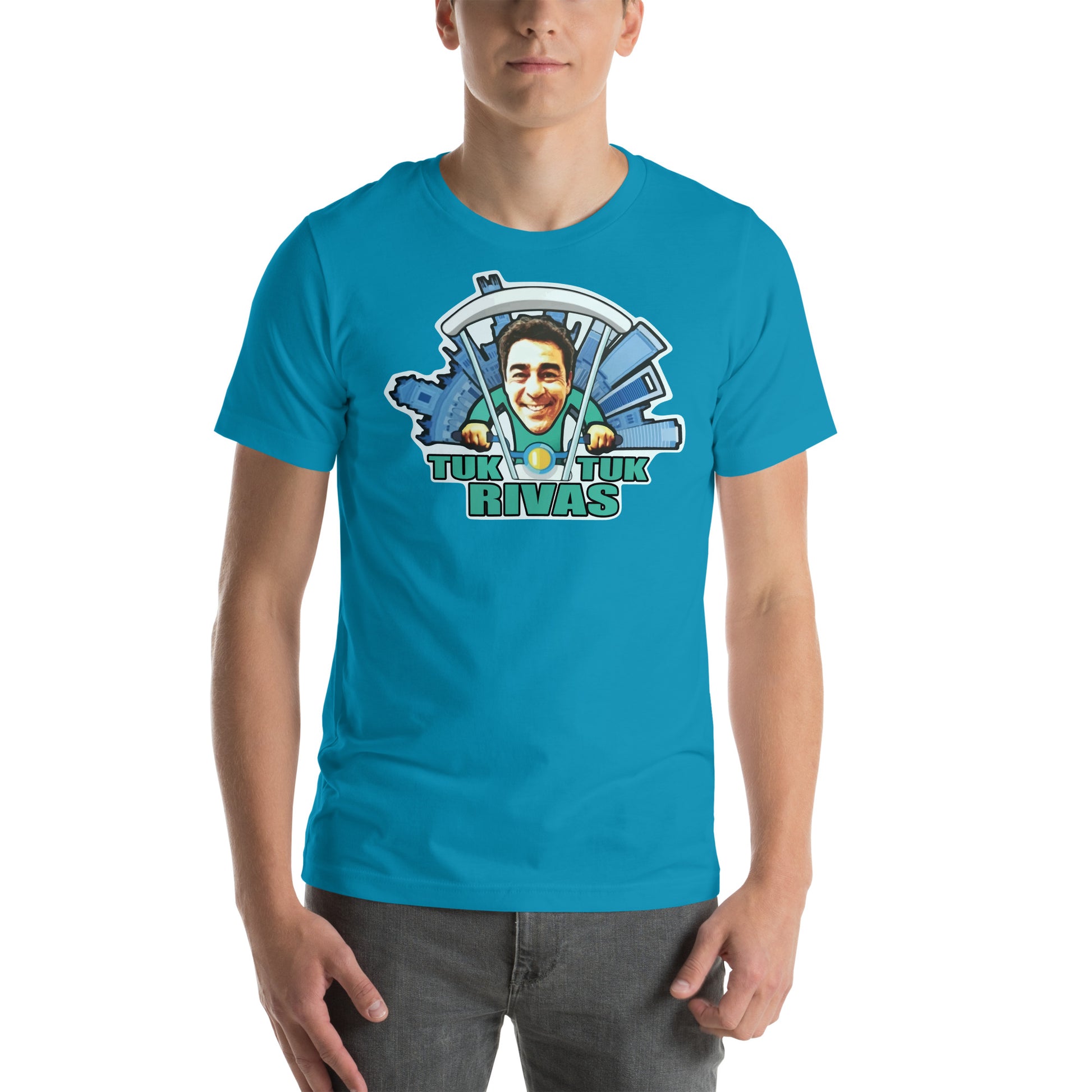 hombre con camiseta tuk tuk rivas amador la que se avecina en color azul
