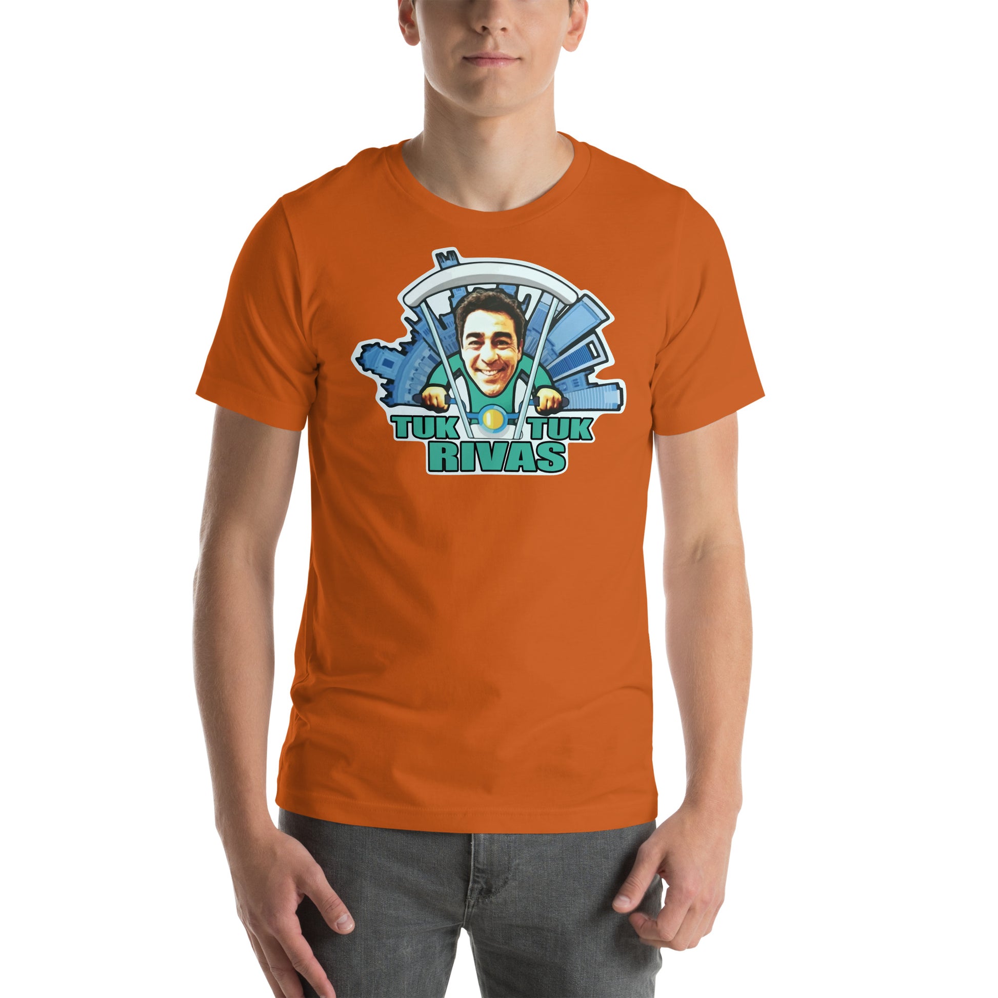 hombre con camiseta tuk tuk rivas amador la que se avecina en color naranja