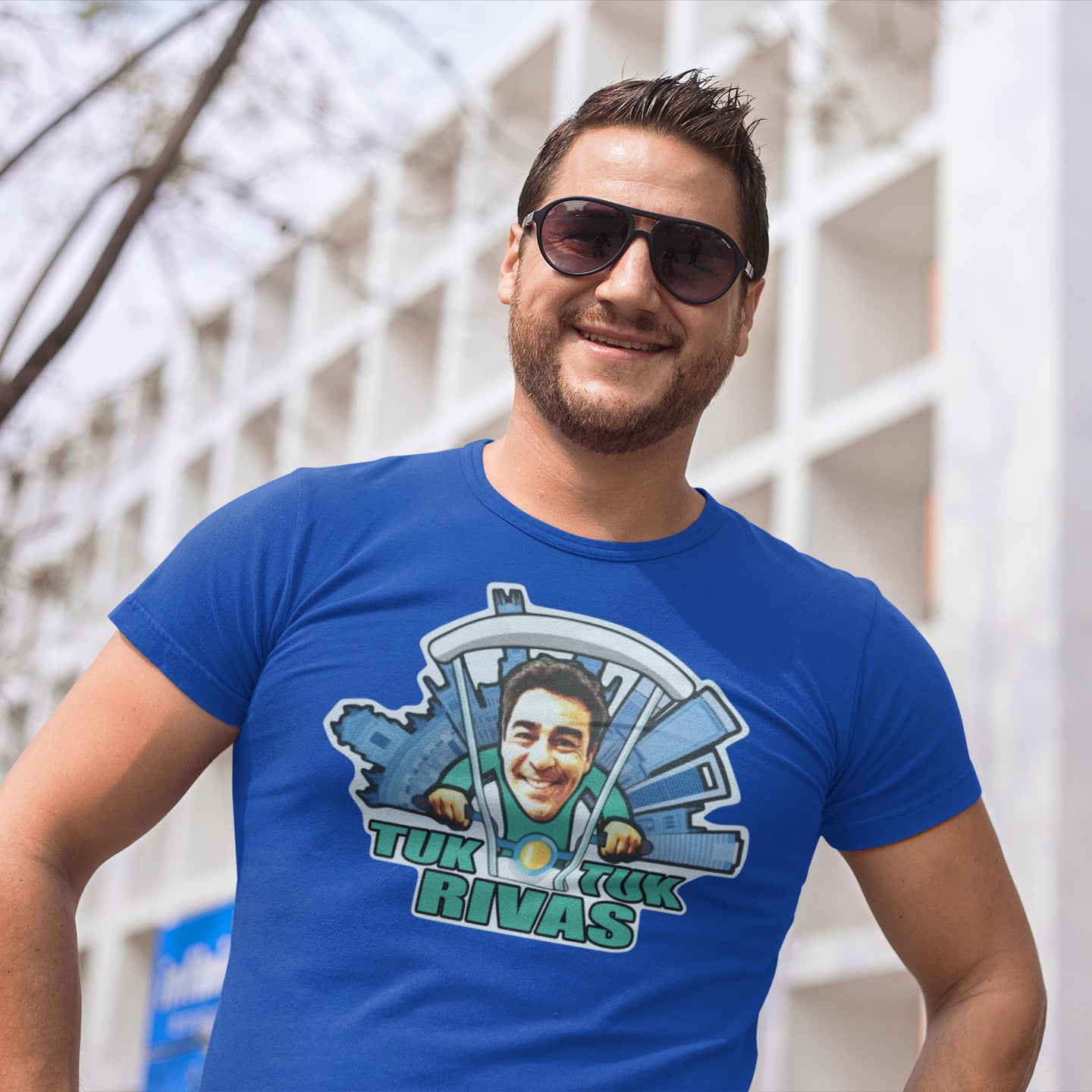 hombre con camiseta tuk tuk rivas amador la que se avecina azul royal