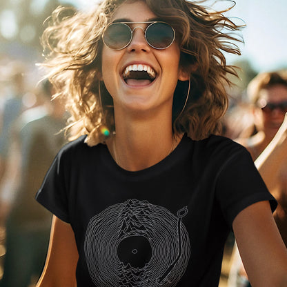 mujer con camiseta turntable plato dj unknown pleasures joy division en color negro