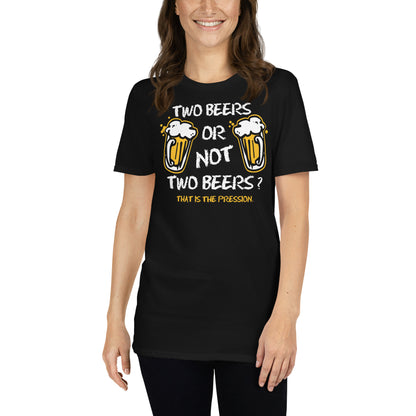 mujer con camiseta two beers or not two beers cerveza hamlet negra