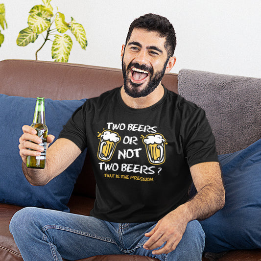 hombre con camiseta two beers or not two beers en color negro