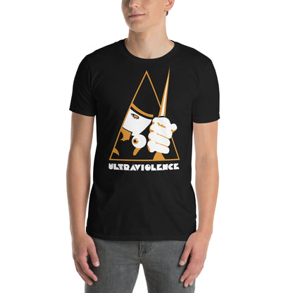 hombre con camiseta ultraviolence la naranja mecanica negra