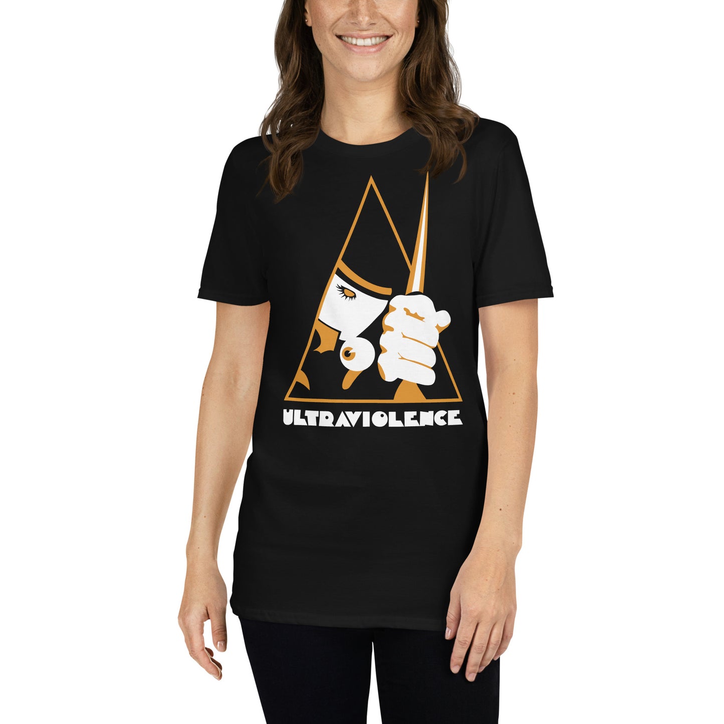 mujer con camiseta ultraviolence a clockwork orange negra