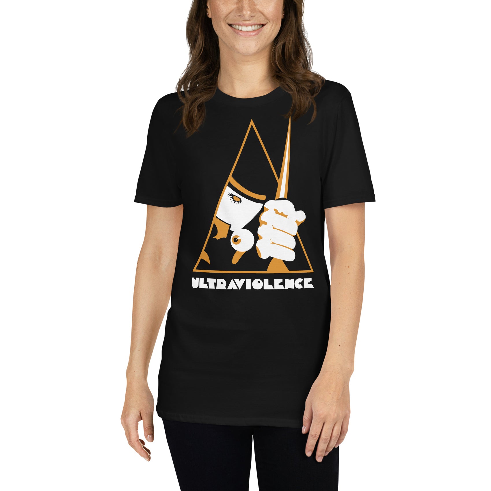 mujer con camiseta ultraviolence a clockwork orange negra