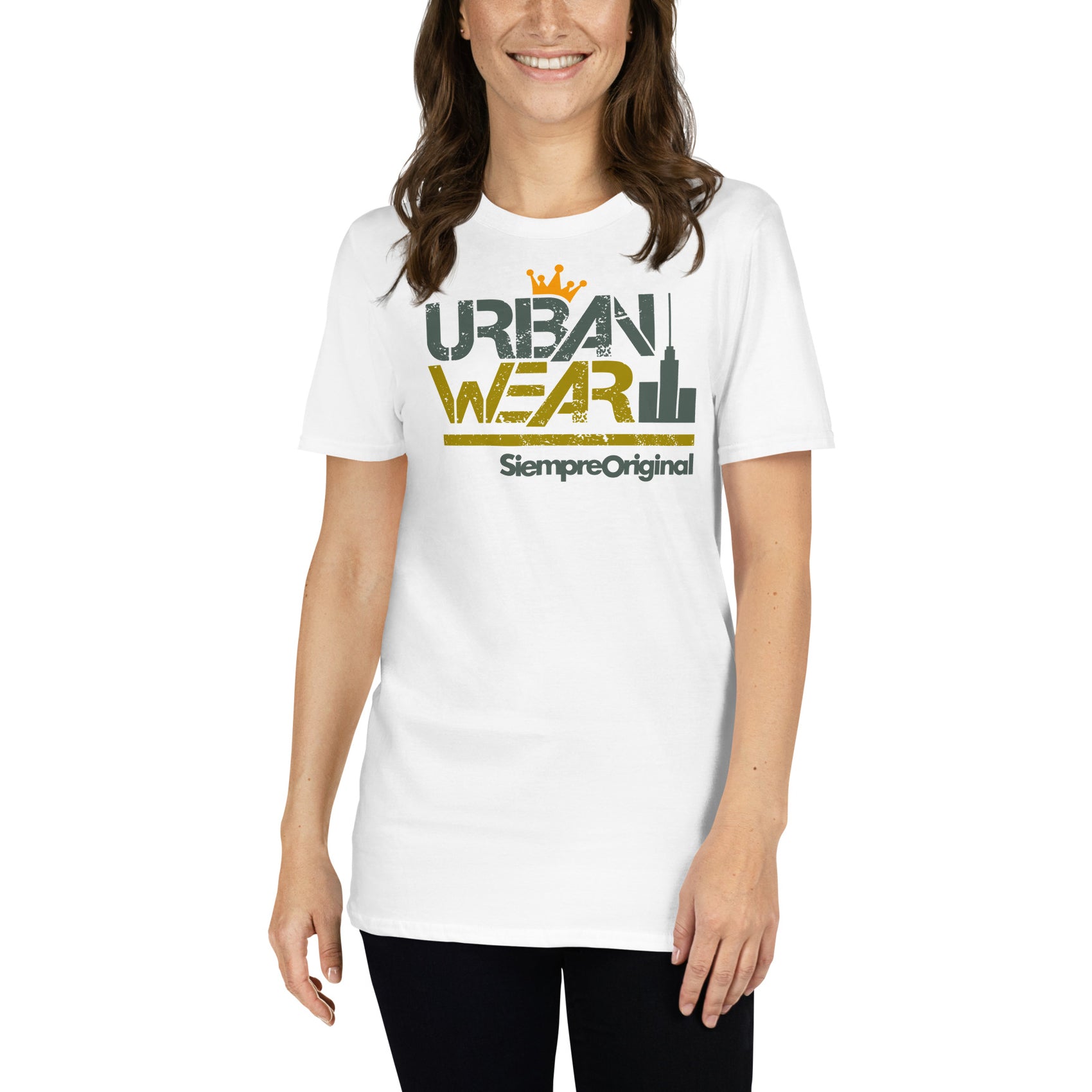 mujer con camiseta urban wear corona blanca