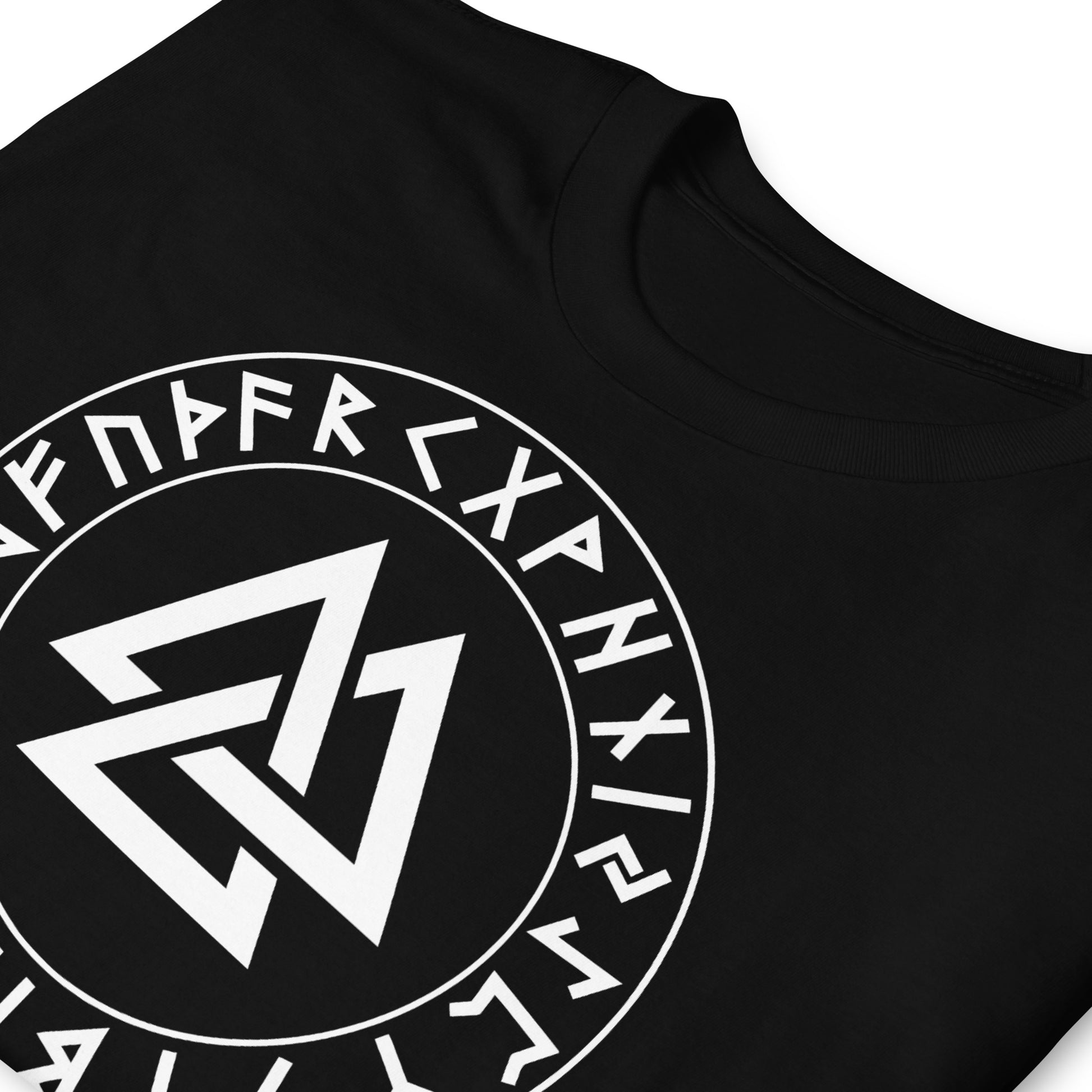 detalle de camiseta valknut vikingo negra