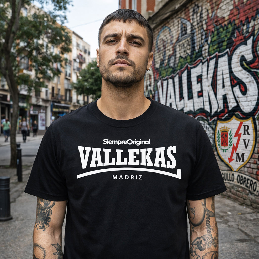 Hombre con camiseta Vallekas Madrid negra en barrio urbano