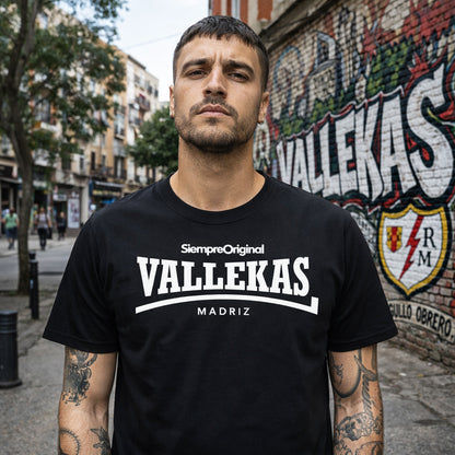 hombre con camiseta vallekas madrid negra