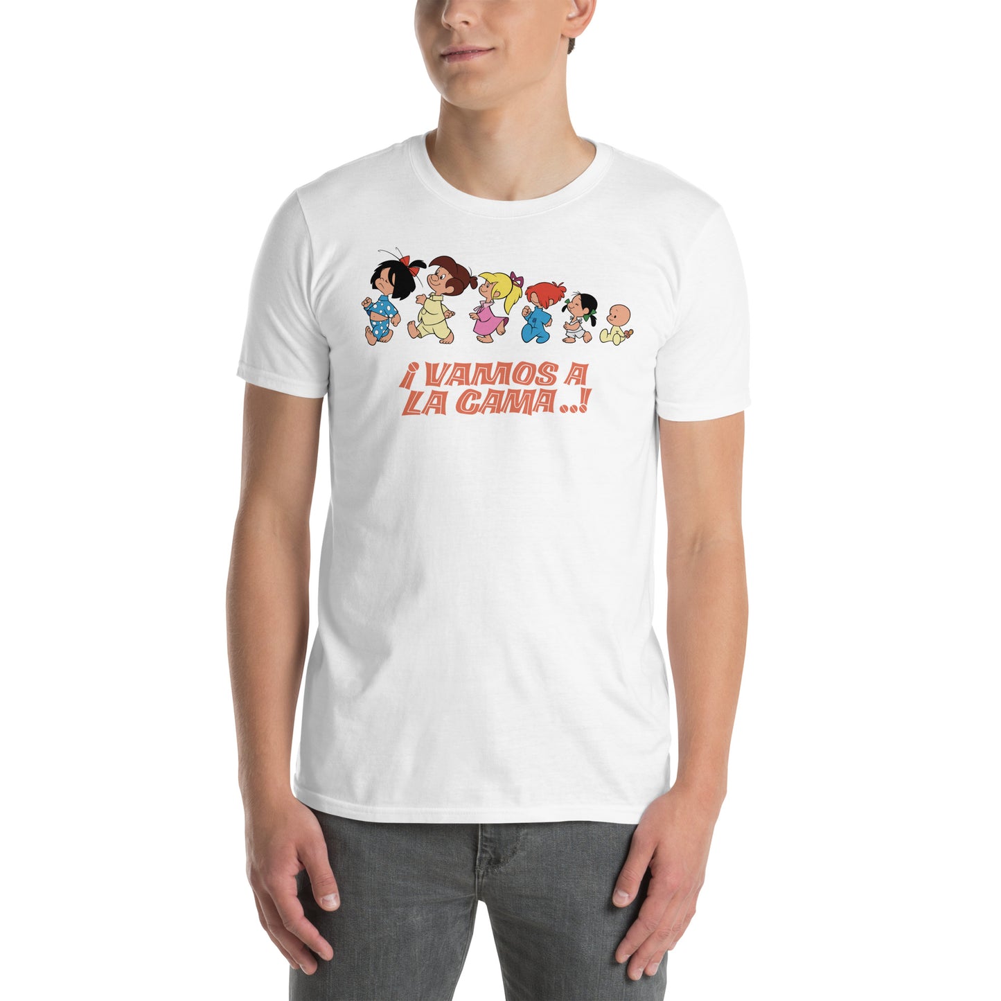 hombre con camiseta la familia telerin vamos a la cama blanca