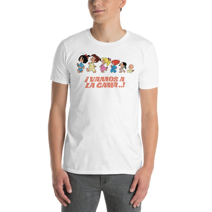 hombre con camiseta la familia telerin vamos a la cama blanca