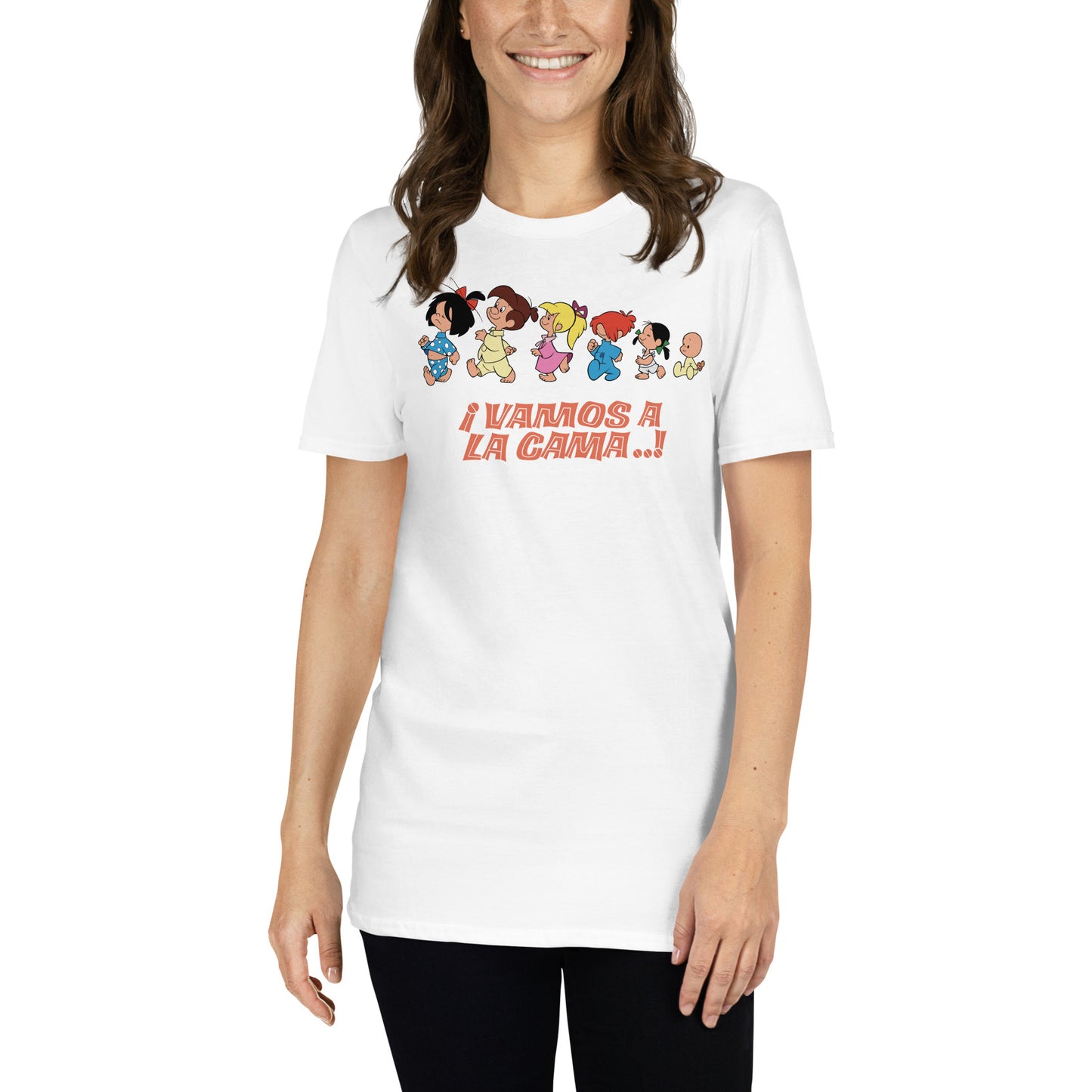 mujer con camiseta la familia telerin vamos a la cama blanca