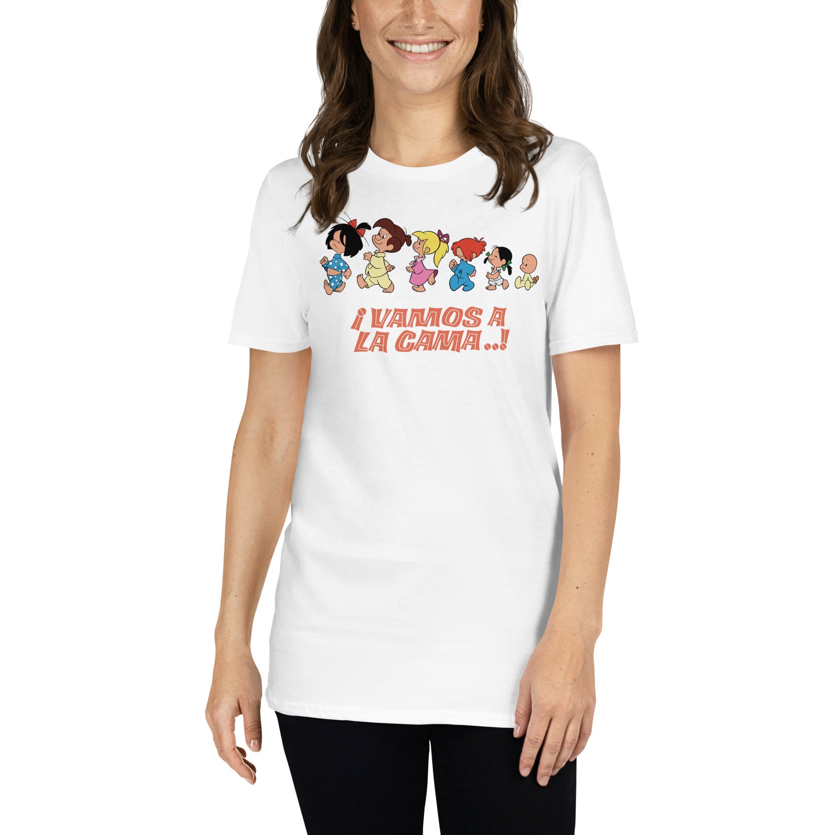 mujer con camiseta la familia telerin vamos a la cama blanca