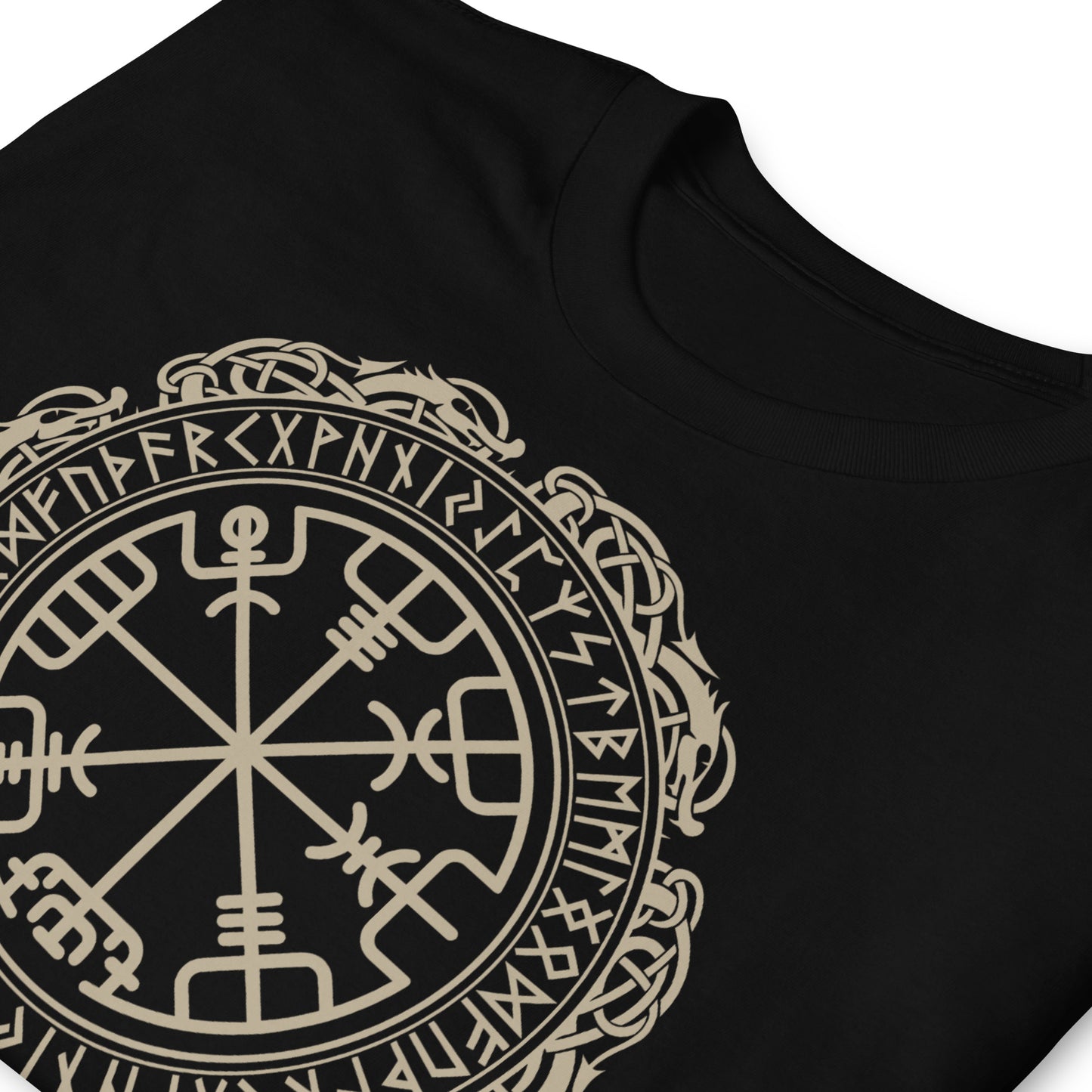 detalle de camiseta vegvisir vikingo negra