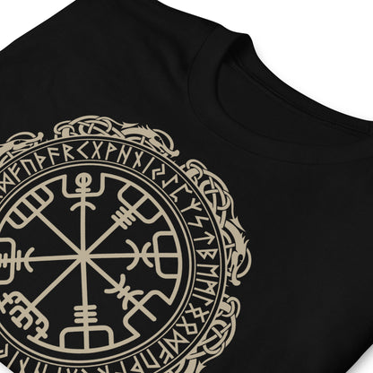 detalle de camiseta vegvisir vikingo negra