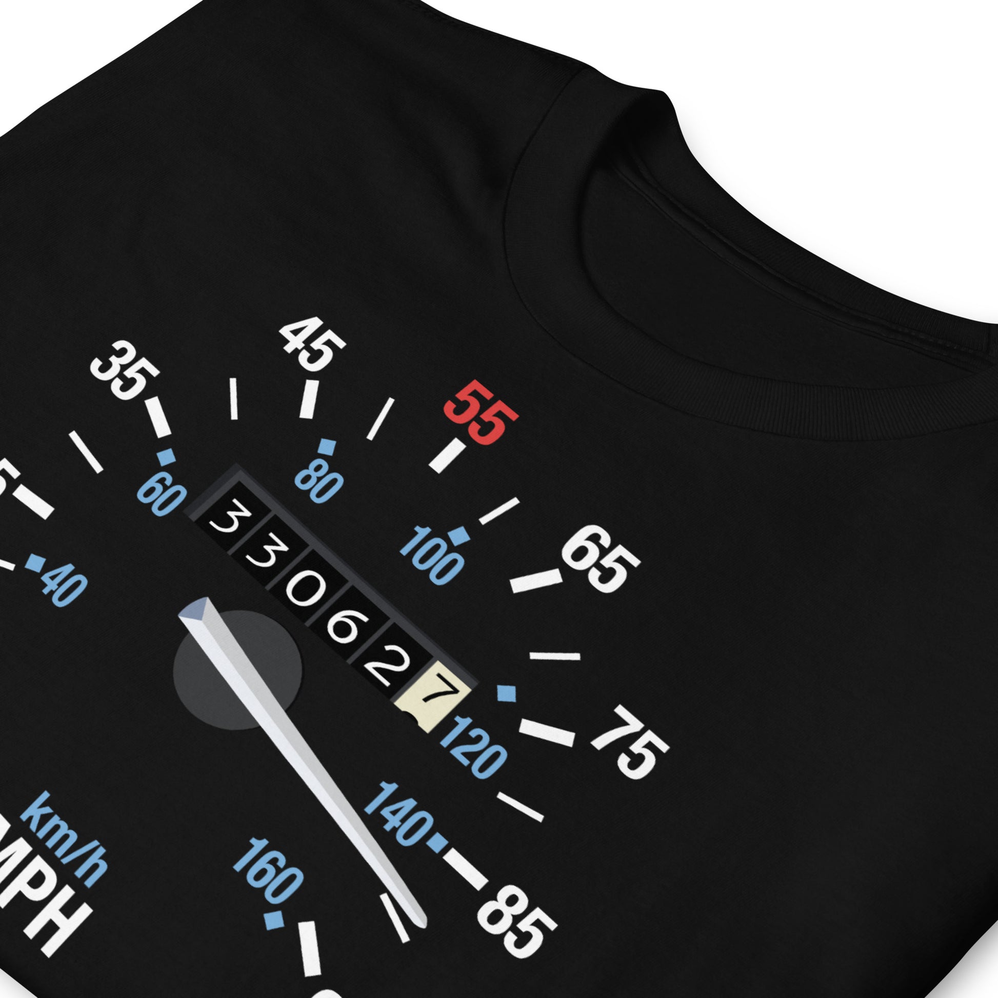 detalle de camiseta velocimetro delorean 88 mph negra