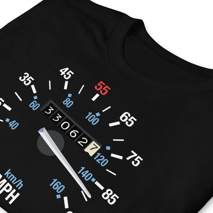 detalle de camiseta velocimetro delorean 88 mph negra