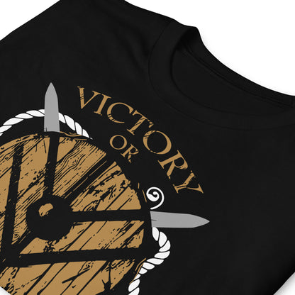 detalle de camiseta victory or valhalla vikingo negra