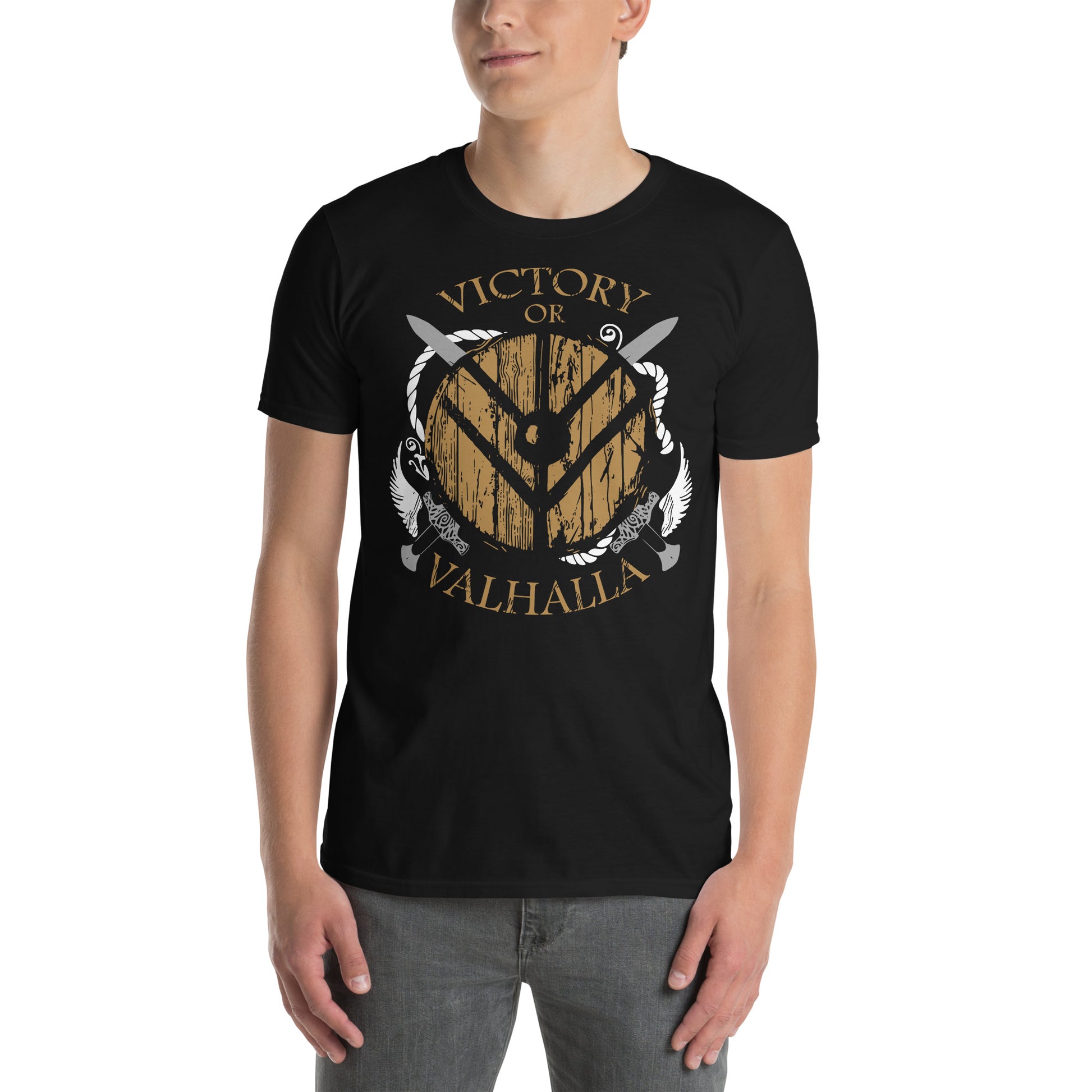 hombre con camiseta victory or valhalla vikingo negra